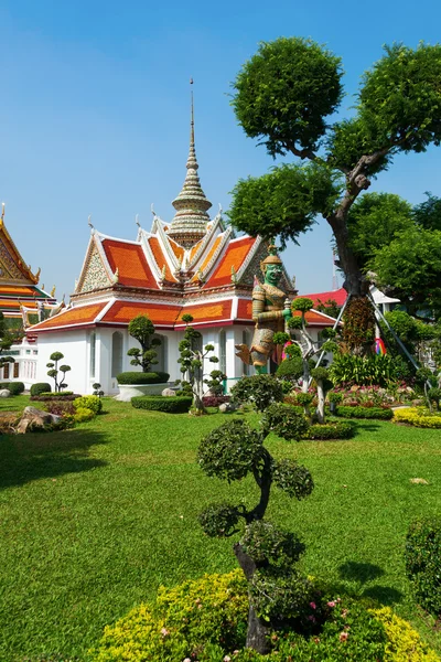 Petit bâtiment à proximité du célèbre temple Wat Arun à Bangkok, Thaïlande — Photo