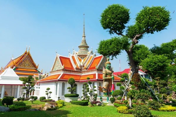 Mały budynek w pobliżu słynnej świątyni Wat Arun w Bangkok, Tajlandia — Zdjęcie stockowe