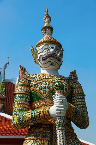 Demon Guardian op Wat Arun in Bangkok, Thailand — Stockfoto