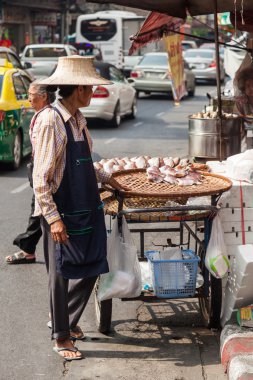 Yol kenarındaki aşçı Dükkanı Çin mahallesinde, Bangkok ile sokak sahne