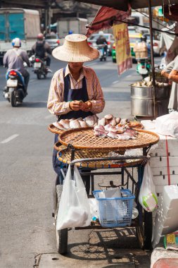 Yol kenarındaki aşçı Dükkanı Çin mahallesinde, Bangkok ile sokak sahne