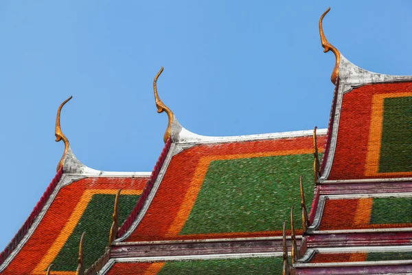 Telhados de um templo budista típico em Bangkok, Tailândia — Fotografia de Stock