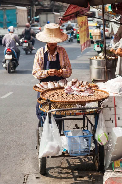 Street scene with a roadside cook shop in Chinatown, Bangkok — Stock Photo, Image