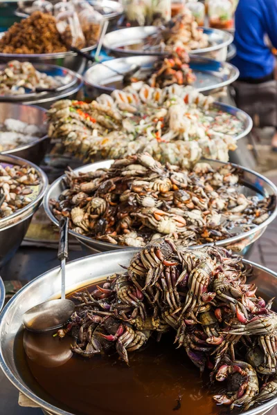 Mariscos en una tienda de cocina de carretera en Chinatown, Bangkok, Tailandia —  Fotos de Stock