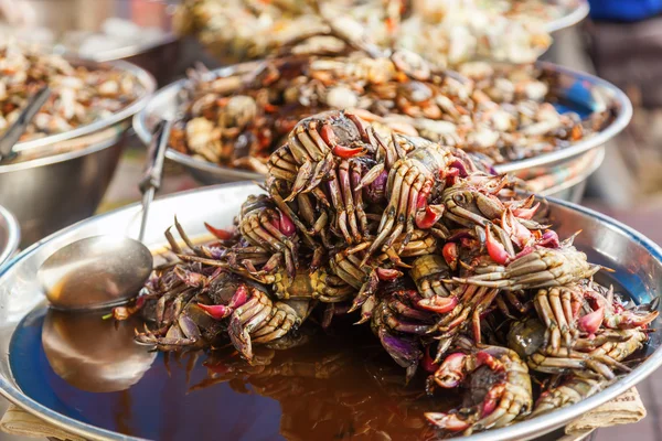 Zeevruchten bij een langs de weg cook shop in Chinatown, Bangkok, Thailand — Stockfoto