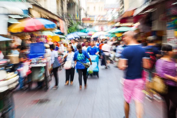 Crowd of people in Chinatown in Bangkok, Thailand, with intentional zoom effect — Stock Photo, Image