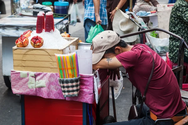 Street scene with a roadside cook shop in Chinatown, Bangkok — Stock Photo, Image