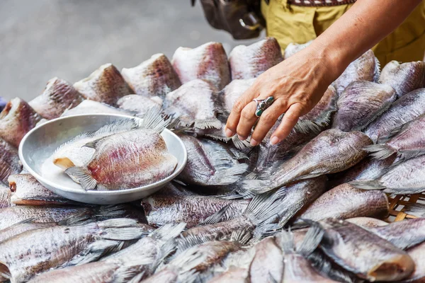 Peixes em uma loja de culinária roadisde em Chinatown, Bangkok — Fotografia de Stock