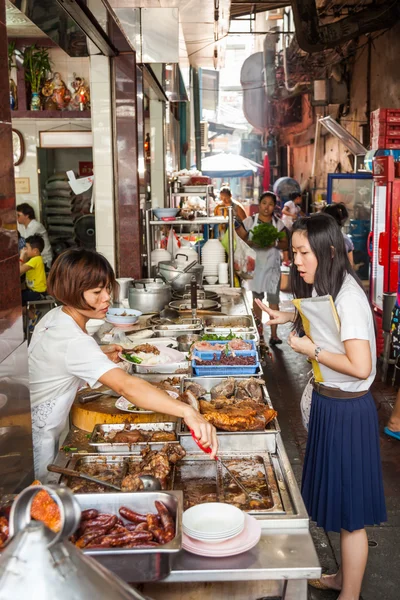 Mulheres em uma típica loja de cozinheiros à beira da estrada em Chinatown, Bangkok, Tailândia — Fotografia de Stock