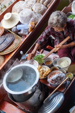 Tayland Damnoen Saduak yüzen Pazar