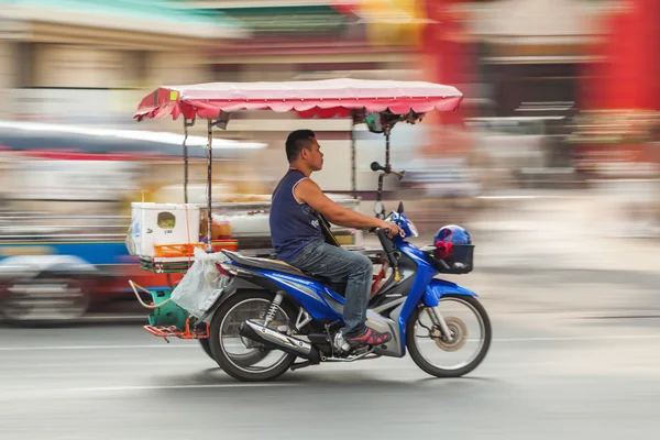 Типичный транспорт в Бангкоке, Таиланд — стоковое фото