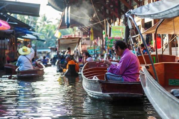 Sul mercato galleggiante Damnoen Saduak in Thailandia — Foto Stock