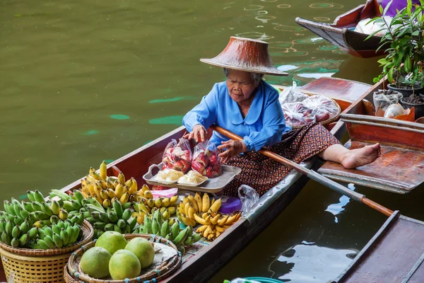 On the floating market Damnoen Saduak in Thailand — Stock Photo, Image