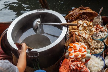 Tayland Damnoen Saduak yüzen Pazar