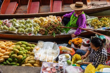 Tayland Damnoen Saduak yüzen Pazar