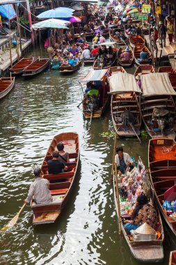 Ünlü yüzen Pazar Damnoen Saduak Tayland