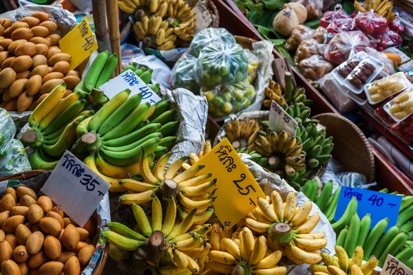 No mercado flutuante Damnoen Saduak na Tailândia — Fotografia de Stock