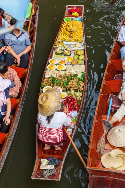 Di pasar terapung Damnoen Saduak di Thailand — Stok Foto