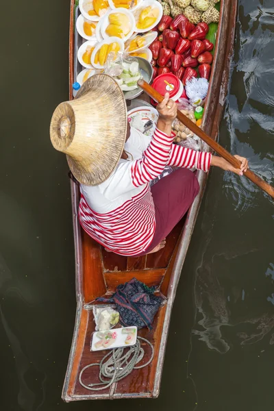 On the floating market Damnoen Saduak in Thailand — Stock Photo, Image