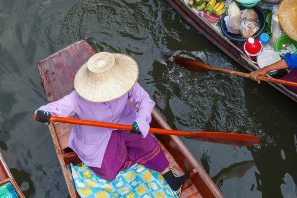 On the floating market Damnoen Saduak in Thailand — Stock Photo, Image