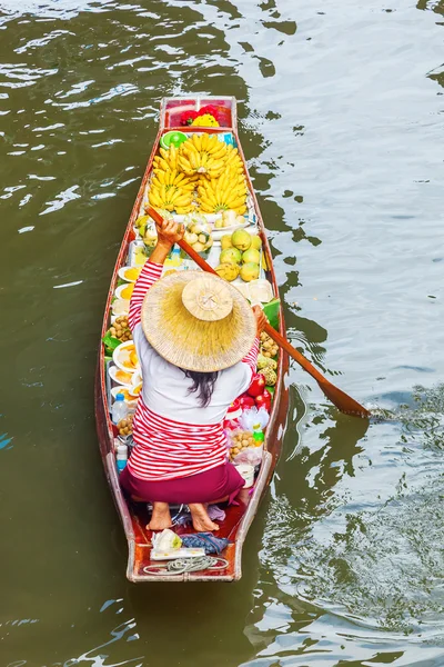 On the floating market Damnoen Saduak in Thailand — Stock Photo, Image