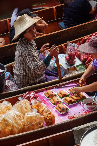 No mercado flutuante Damnoen Saduak na Tailândia — Fotografia de Stock