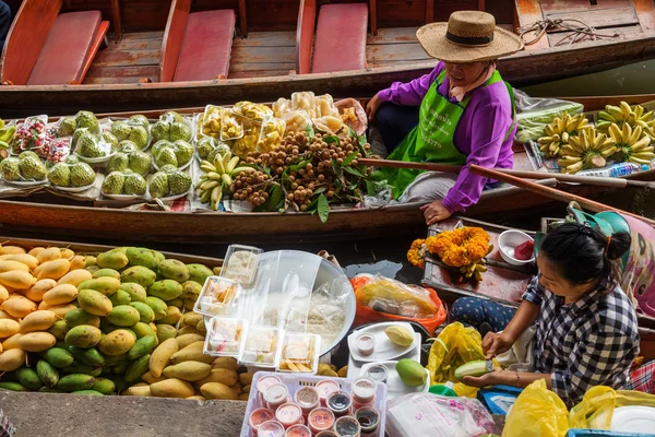 On the floating market Damnoen Saduak in Thailand — Stock Photo, Image