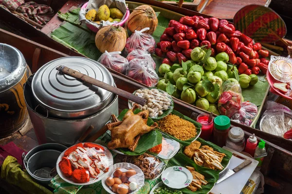 On the floating market Damnoen Saduak in Thailand — Stock Photo, Image