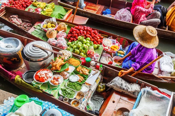 Di pasar terapung Damnoen Saduak di Thailand — Stok Foto