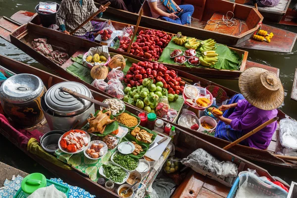 En el mercado flotante Damnoen Saduak en Tailandia —  Fotos de Stock