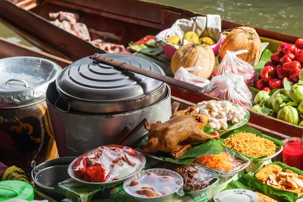 On the floating market Damnoen Saduak in Thailand — Stock Photo, Image