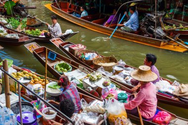 Tayland Damnoen Saduak yüzen Pazar