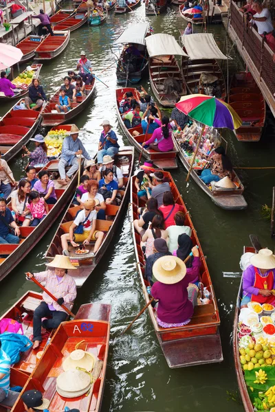 Ünlü yüzen Pazar Damnoen Saduak Tayland — Stok fotoğraf