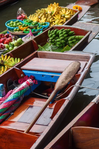 On the floating market Damnoen Saduak in Thailand — Stock Photo, Image