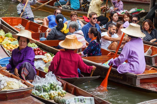 Famoso mercato galleggiante Damnoen Saduak in Thailandia — Foto Stock