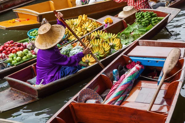 On the floating market Damnoen Saduak in Thailand — Stock Photo, Image