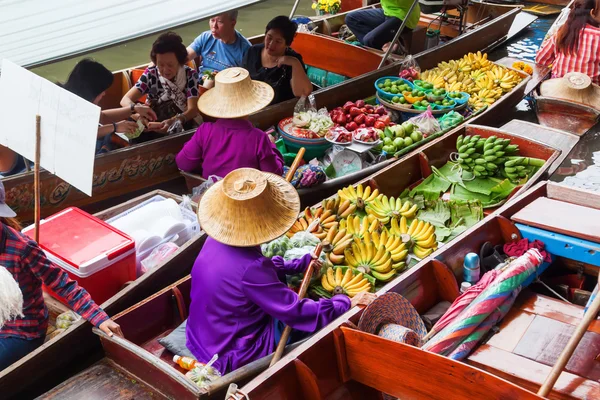 On the floating market Damnoen Saduak in Thailand — Stock Photo, Image