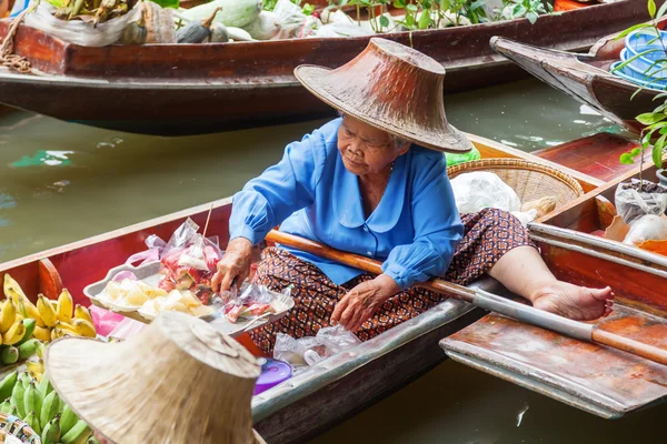 Auf dem freien Markt damnoen saduak in thailand — Stockfoto