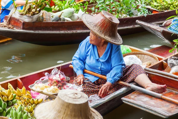 En el mercado flotante Damnoen Saduak en Tailandia —  Fotos de Stock