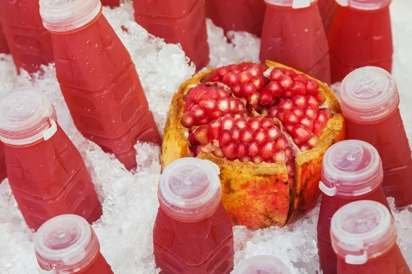 Frutas de romã e suco de romã em gelo crocante — Fotografia de Stock