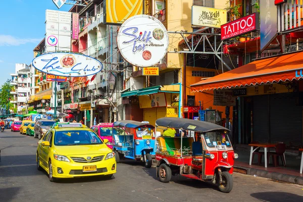 Khao San Road em Bangkok, Tailândia — Fotografia de Stock