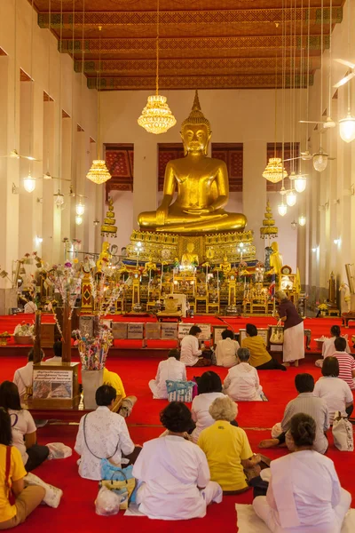 Preghiere nel tempio Wat Mahathat a Bangkok, Thailandia — Foto Stock