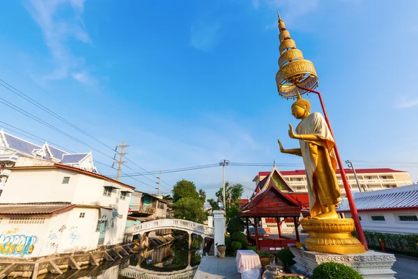 Χρυσές Βούδα στο Wat Phichaiyat Worawihan στην Μπανγκόκ, Ταϊλάνδη — Φωτογραφία Αρχείου