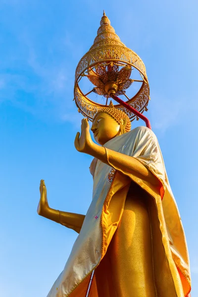Buda Dorado en Wat Phichaiyat Worawihan en Bangkok, Tailandia —  Fotos de Stock