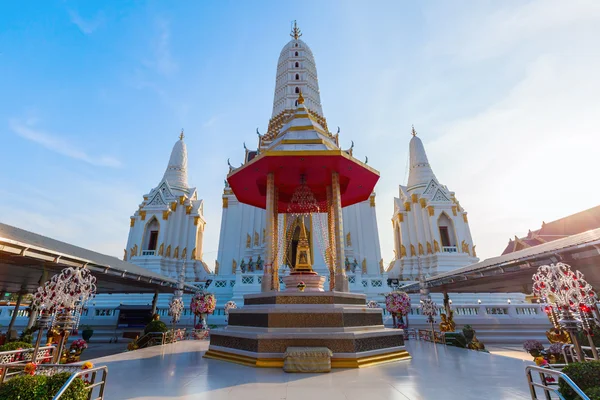 Buda dourado em Wat Phichaiyat Worawihan em Bangkok, Tailândia — Fotografia de Stock