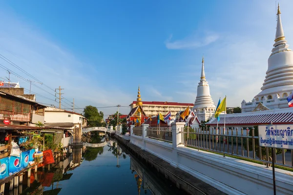 Khlong στο Wat Phichaiyat Worawihan στην Μπανγκόκ, Ταϊλάνδη — Φωτογραφία Αρχείου