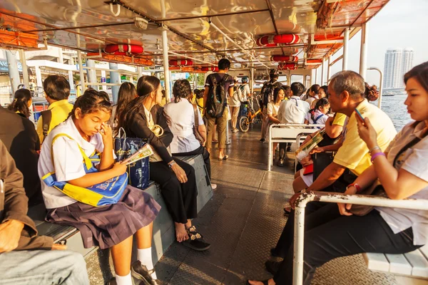 在曼谷，泰国在渡船上 — 图库照片