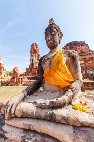 Socha Buddhy na Wat Ratchaburana, zřícenina buddhistický chrám v Ayutthaya historický park, Thajsko — Stock fotografie