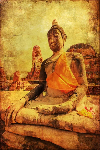Imagem de estilo vintage de uma estátua de Buda em Wat Ratchaburana, a ruína de um templo budista no parque histórico de Ayutthaya, Tailândia — Fotografia de Stock