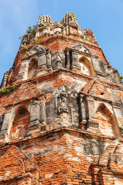 在 Wat Ratchaburana，泰国大城府历史公园的一座寺庙废墟古塔 — 图库照片